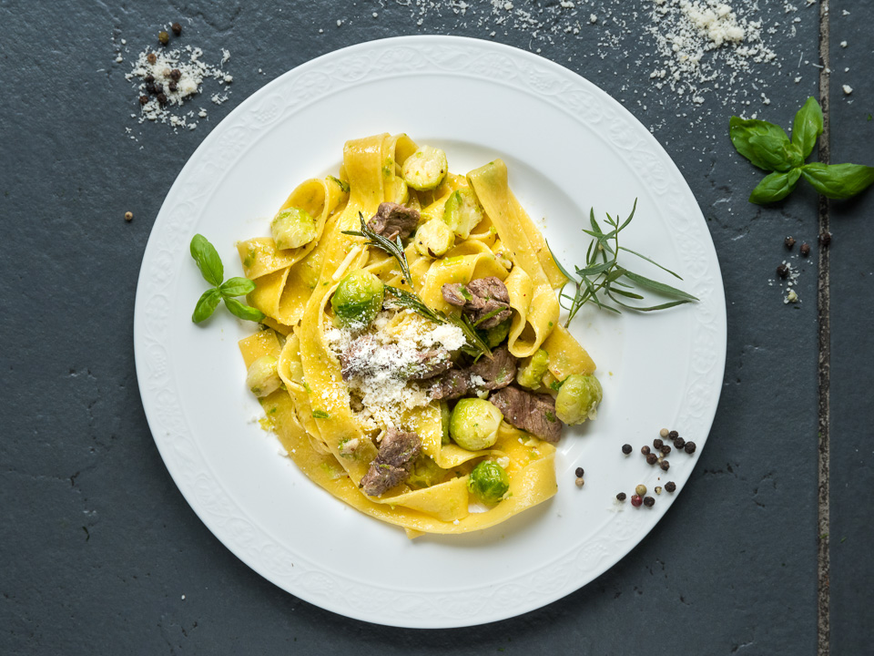 Pappardelle con cavoletti di Bruxelles (Nudeln, Rosenkohl, Rind)