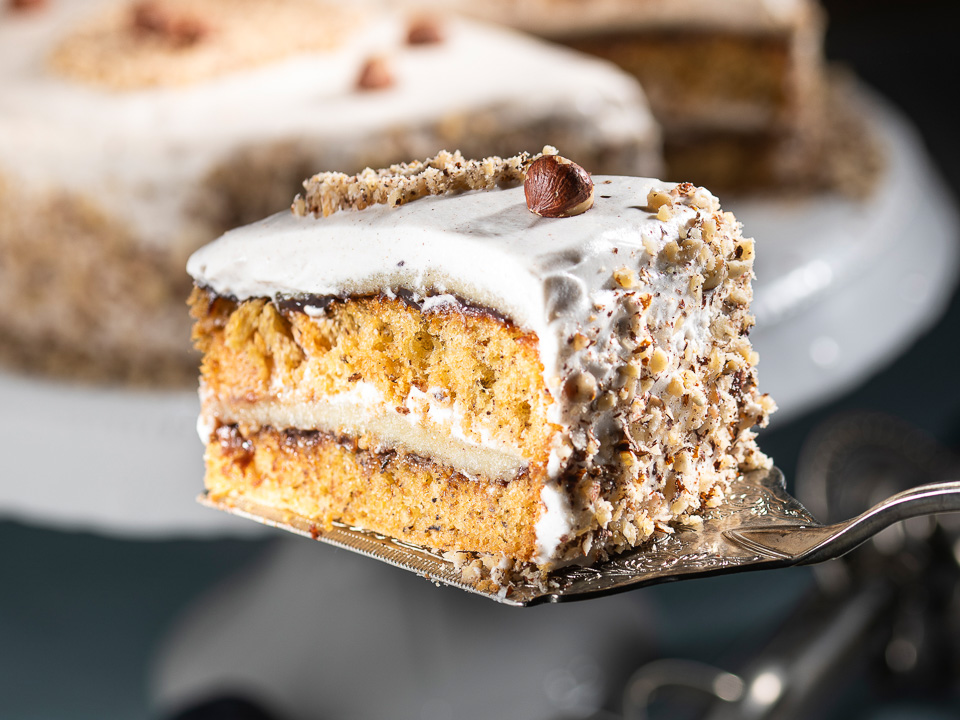 Marzipan-Nusstorte mit Pflaumenmus Marzipan-Nusstorte mit Pflaumenmus
