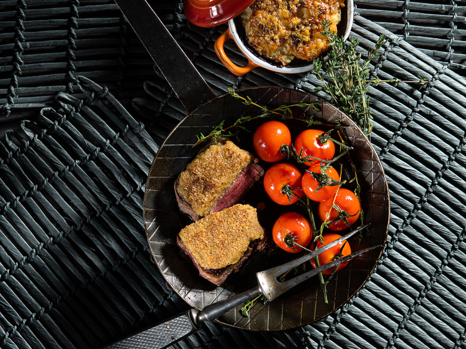 Rinderfilet mit Walnusskruste und glasierten Tomaten Rinderfilet mit Walnusskruste und glasierten Tomaten