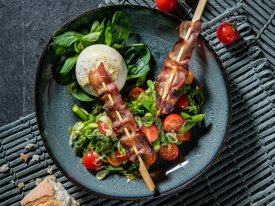 Salat mit grünem Spargel, Burrata und Specksegel Salat mit grünem Spargel, Burrata und Specksegel