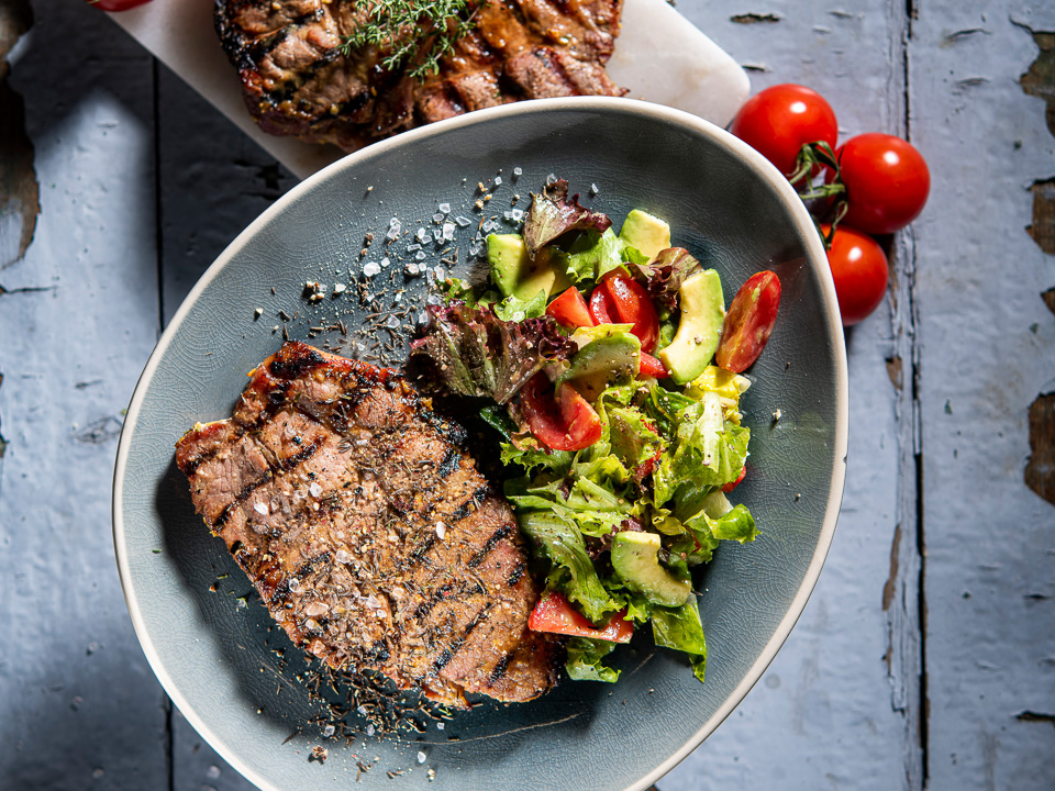 Presa-Steak vom Grill mit Avocado-Tomaten-Salat Presa-Steak vom Grill mit Avocado-Tomaten-Salat