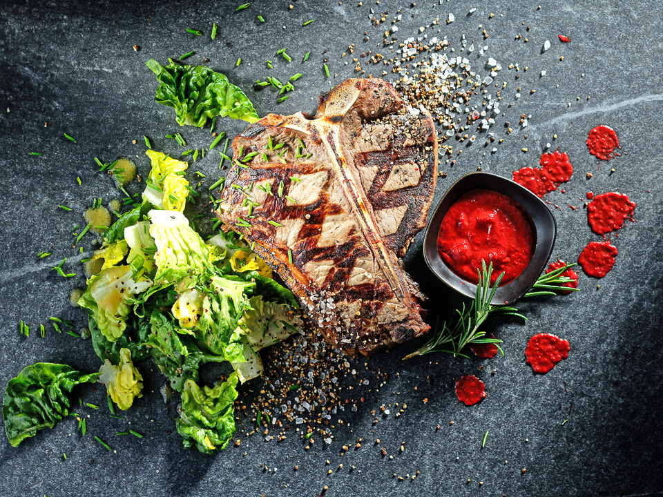 T-Bone-Steak vom Grill mit würziger Kirschsoße und Salat