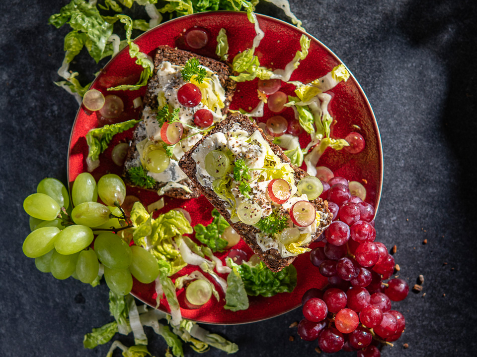 Vollkornbrot mit Gorgonzola und Trauben Vollkornbrot mit Gorgonzola und Trauben