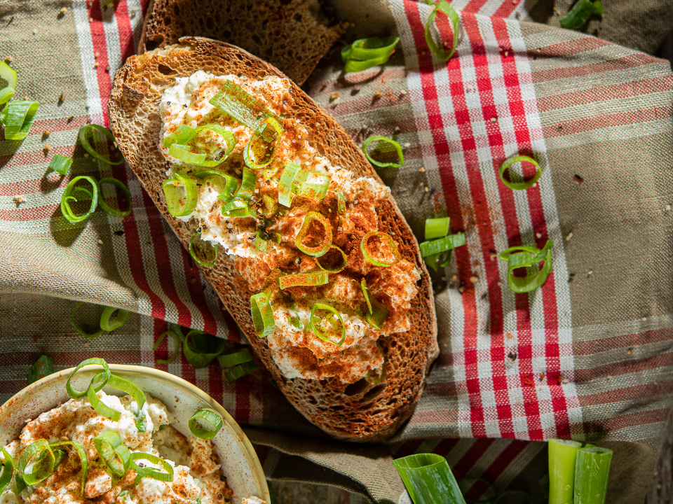 Ziegen-Obatzter auf geröstetem Bauernbrot Ziegen-Obatzter auf geröstetem Bauernbrot