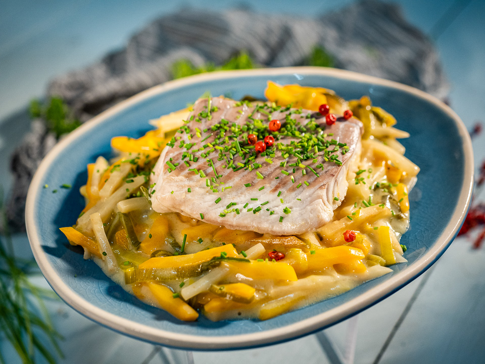 Seelachsfilet auf Gemüsestreifen Seelachsfilet auf Gemüsestreifen