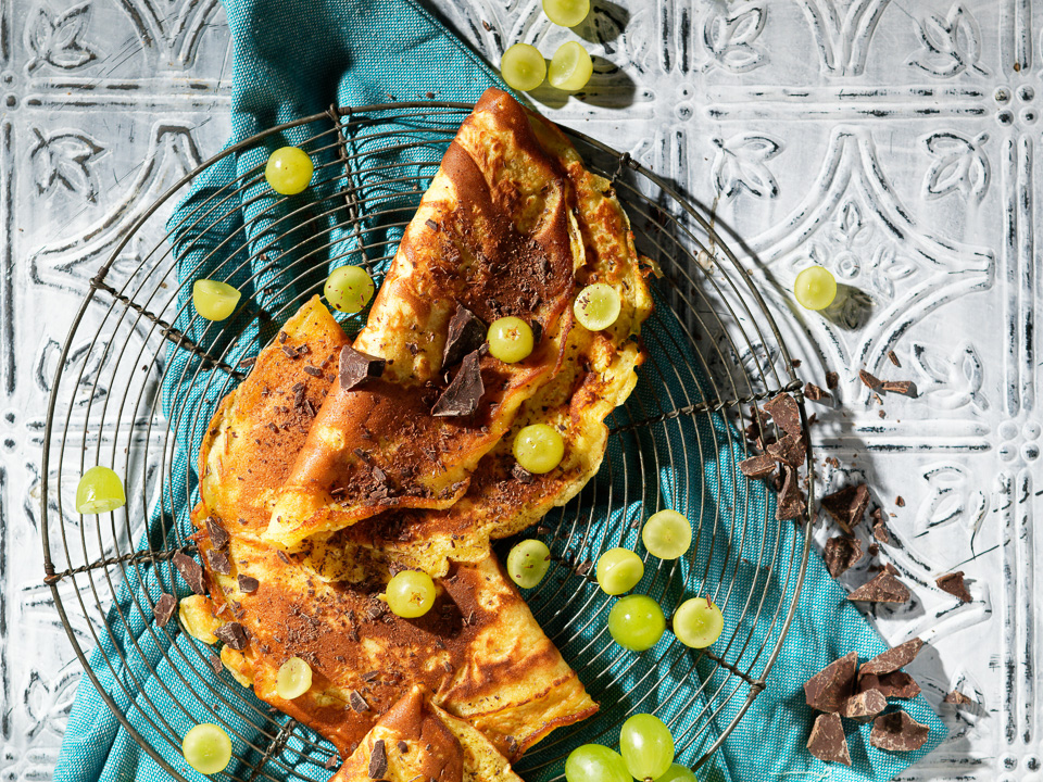 Eierlikörpfannkuchen mit Trauben und Schokolade Eierlikörpfannkuchen mit Trauben und Schokolade