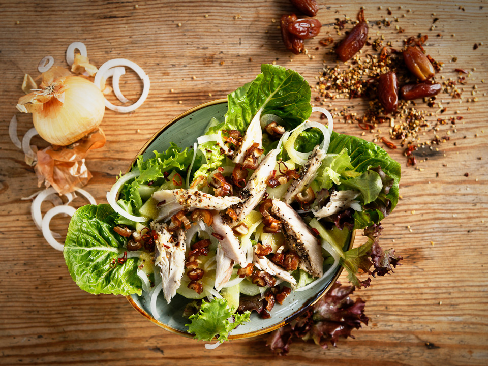Süß-säuerlicher Salat mit Makrele und Datteln