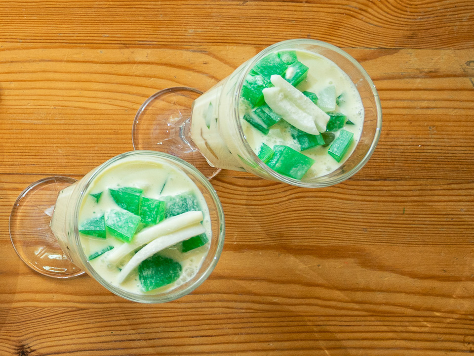 Buko Pandan (Wackelpudding mit Kokosnuss und Sahne Buko Pandan (Wackelpudding mit Kokosnuss und Sahne
