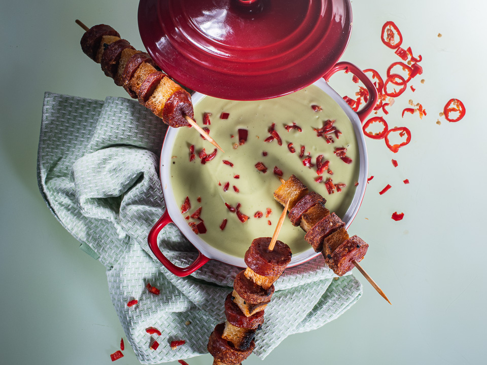 Avocadosuppe mit Chorizo-Brotspieß Avocadosuppe mit Chorizo-Brotspieß
