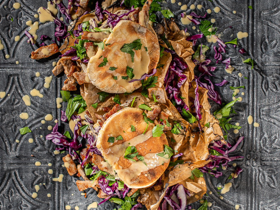 Pita-Taschen mit Rotkohl, Kalbfleisch und Tahini-Dressing Pita-Taschen mit Rotkohl, Kalbfleisch und Tahini-Dressing