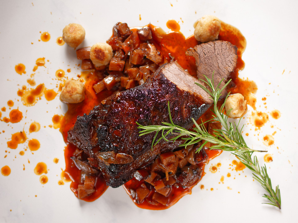 Brisket vom Uckermärker Rind mit Sellerie in Rotweinsoße Brisket vom Uckermärker Rind mit Sellerie in Rotweinsoße