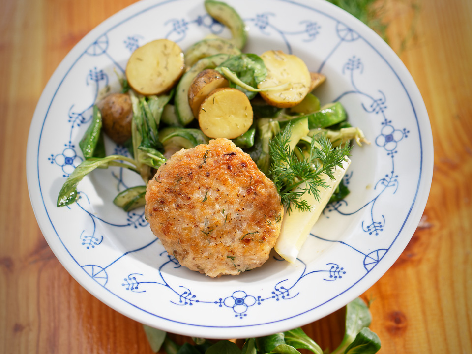 Fischfrikadellen mit Kartoffel-Gurken-Salat Fischfrikadellen mit Kartoffel-Gurken-Salat