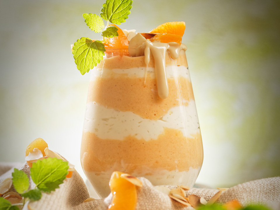 Buttermilchdessert mit Aprikosen und Mandelmus Buttermilchdessert mit Aprikosen und Mandelmus
