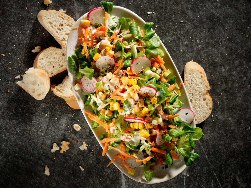 Frühlingssalat mit Buttermilchdressing