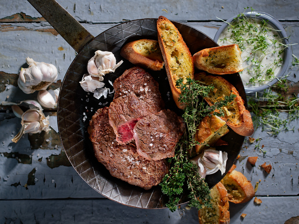 Hüftsteak mit Kresse-Sauerrahm und Knoblauchbrot Hüftsteak mit Kresse-Sauerrahm und Knoblauchbrot