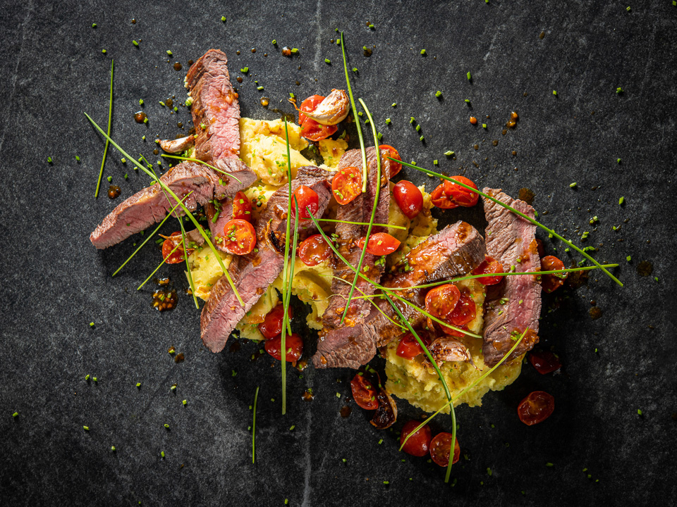Flanksteakstreifen auf Schnittlauch-Kartoffelpüree Flanksteakstreifen auf Schnittlauch-Kartoffelpüree