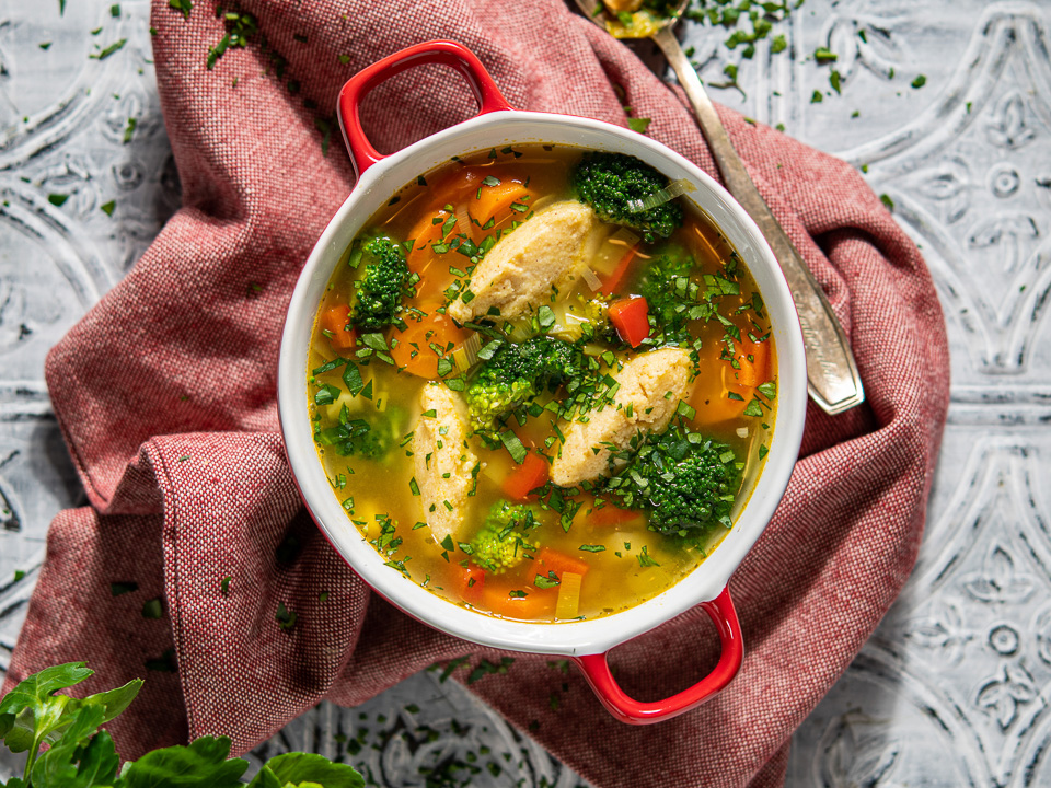 Frühlingssuppe mit Muskatklößchen Frühlingssuppe mit Muskatklößchen
