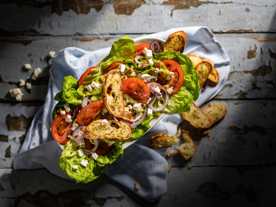 Kiwi-Tomaten-Feta-Salat mit Kräuterbrot Kiwi-Tomaten-Feta-Salat mit Kräuterbrot