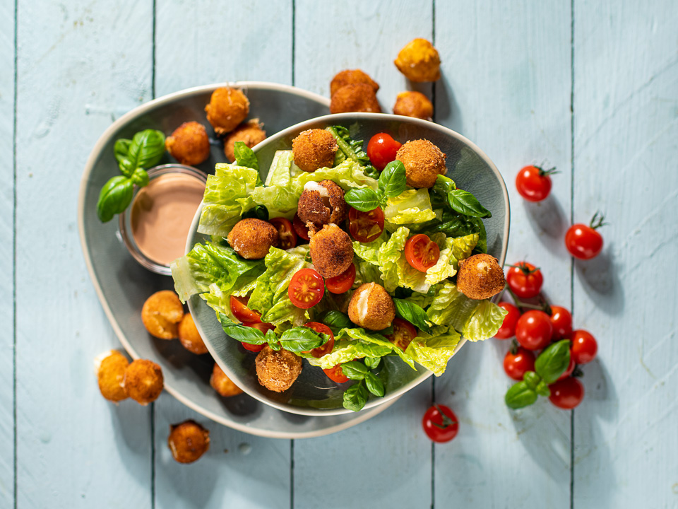 Frittierter Mozzarella auf Mini-Römersalat Frittierter Mozzarella auf Mini-Römersalat