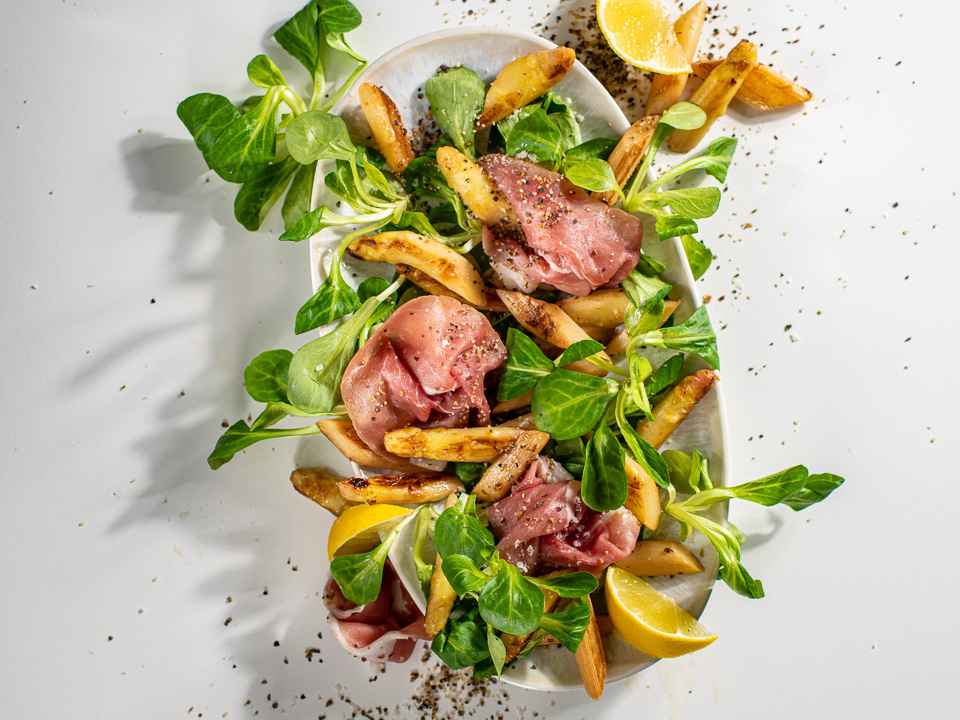 Feldsalat mit Schinken und gebratenem Spargel Feldsalat mit Schinken und gebratenem Spargel
