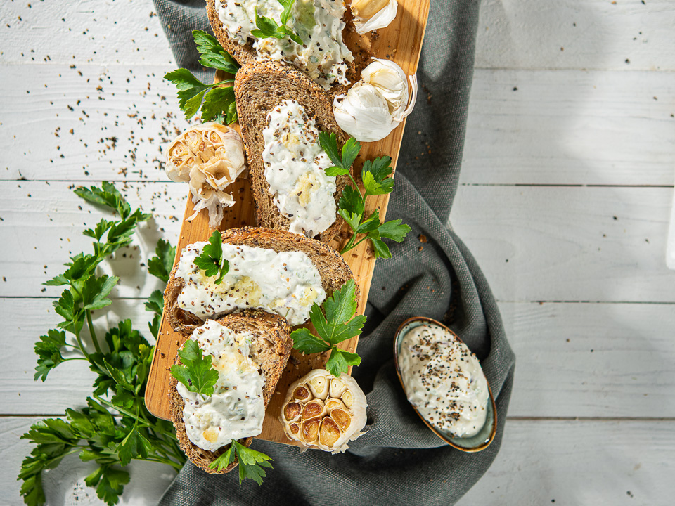 Gebackene Knoblauchknollen mit Quarkcreme Gebackene Knoblauchknollen mit Quarkcreme