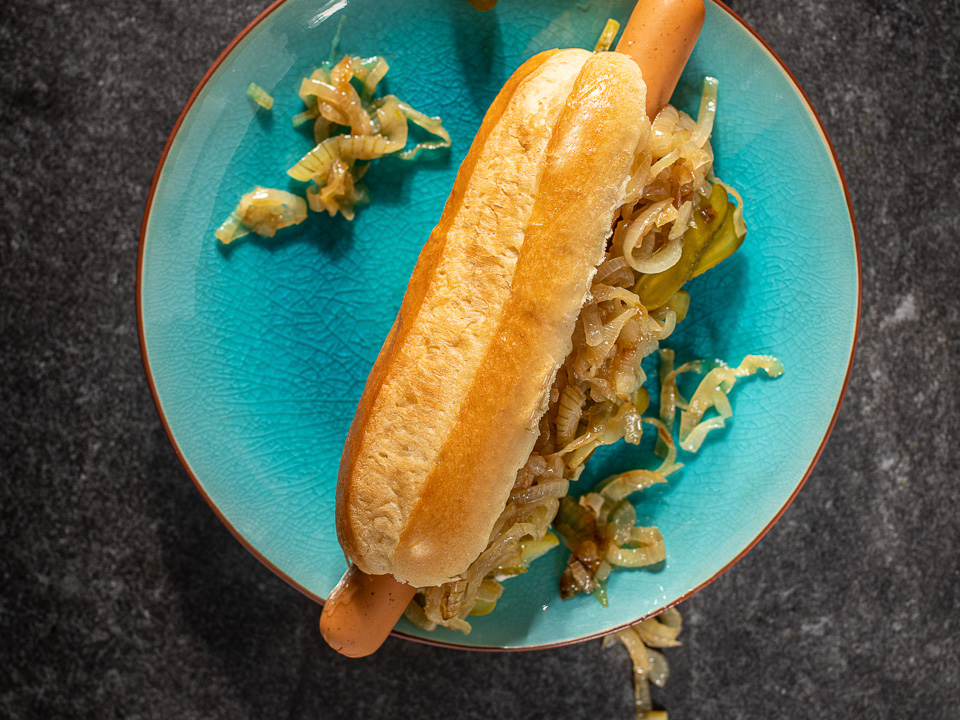 Hotdog mit Briochebrötchen und süßen Zwiebeln Hotdog mit Briochebrötchen und süßen Zwiebeln