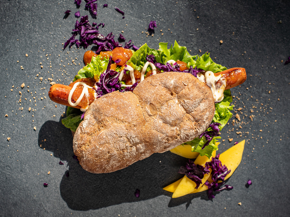 Veggie-Hotdog mit Mango-Currysoße Veggie-Hotdog mit Mango-Currysoße