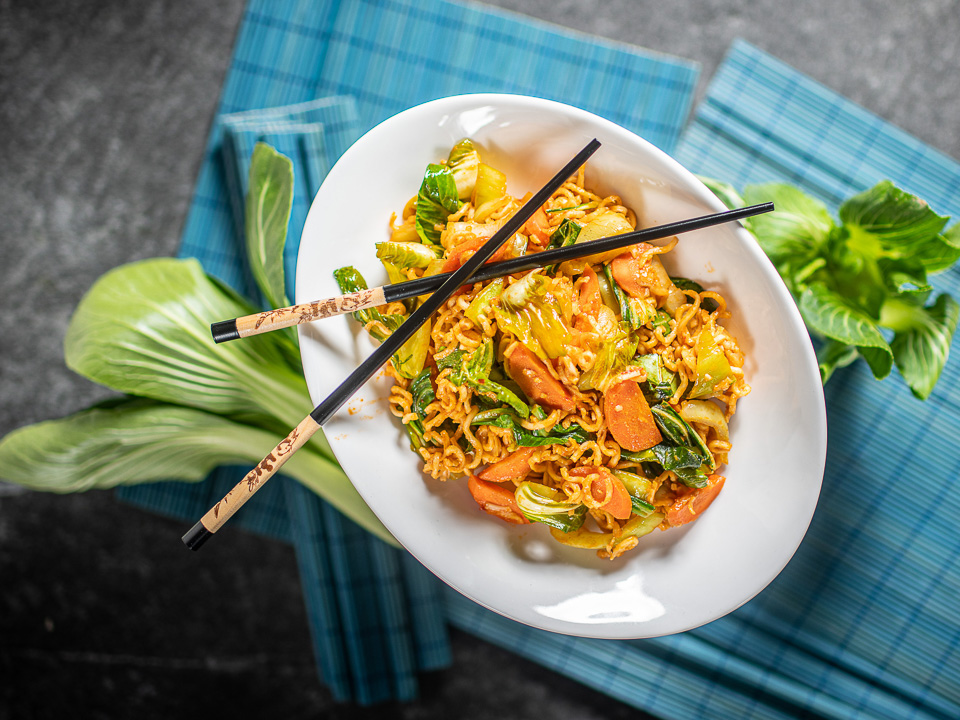 Wokpfanne mit Pak Choi, Möhren und Mie-Nudeln Wokpfanne mit Pak Choi, Möhren und Mie-Nudeln