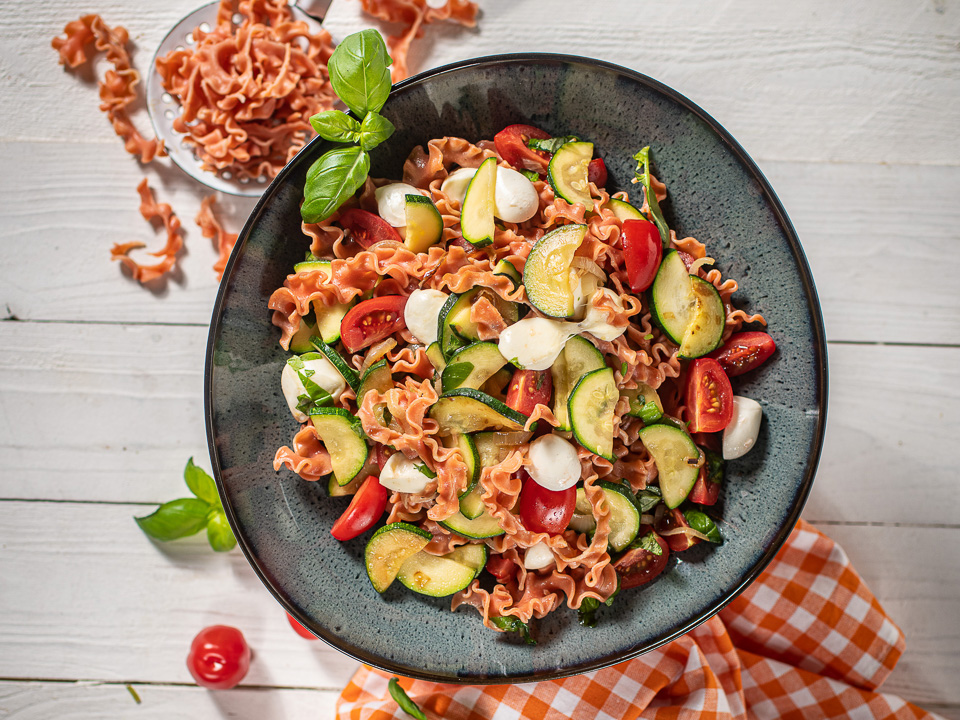 Zucchinipfanne mit Tomaten-Pestonudeln Zucchinipfanne mit Tomaten-Pestonudeln