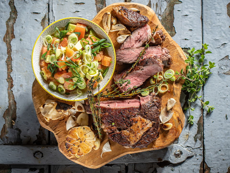 Rückwärts gegartes Rib-Eye-Steak mit Tomaten-Avocado-Salat Rückwärts gegartes Rib-Eye-Steak mit Tomaten-Avocado-Salat