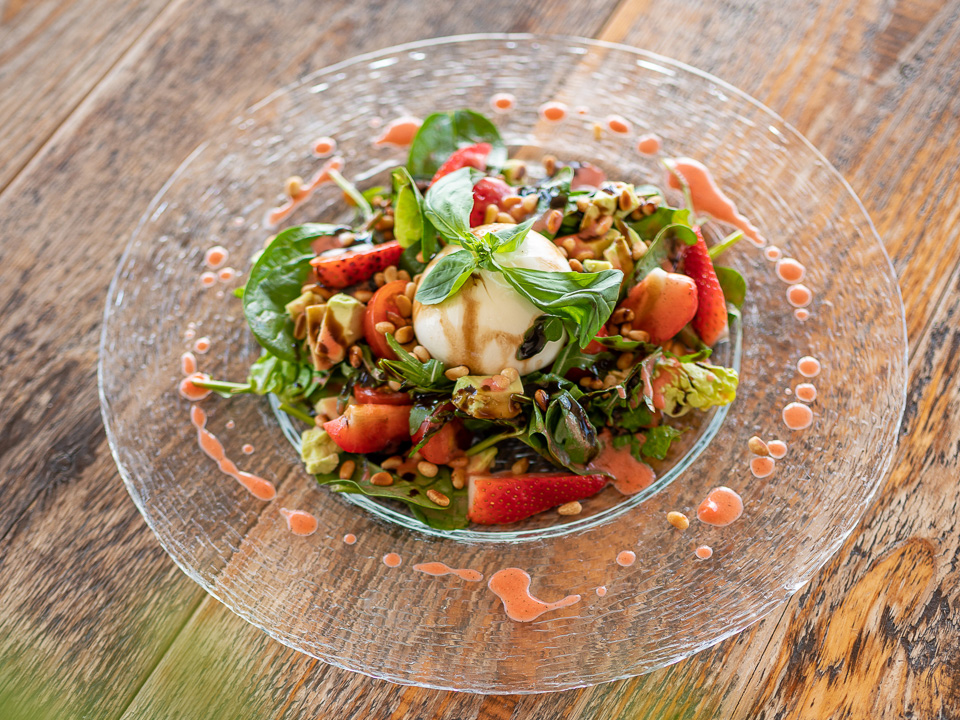 Sommersalat mit Burrata und Erdbeeren Sommersalat mit Burrata und Erdbeeren