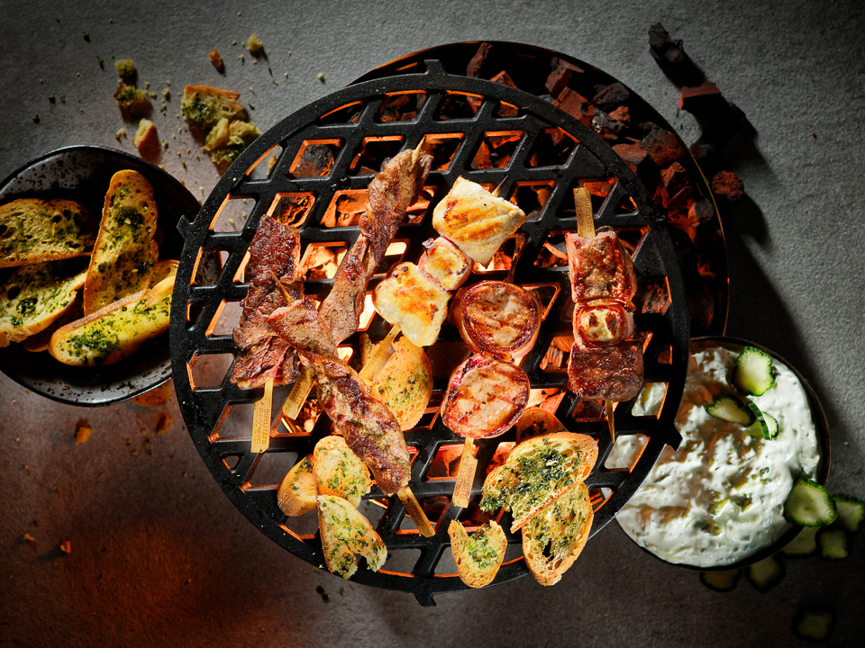 Edel-Spießplatte mit Brotchips und Zaziki Edel-Spießplatte mit Brotchips und Zaziki