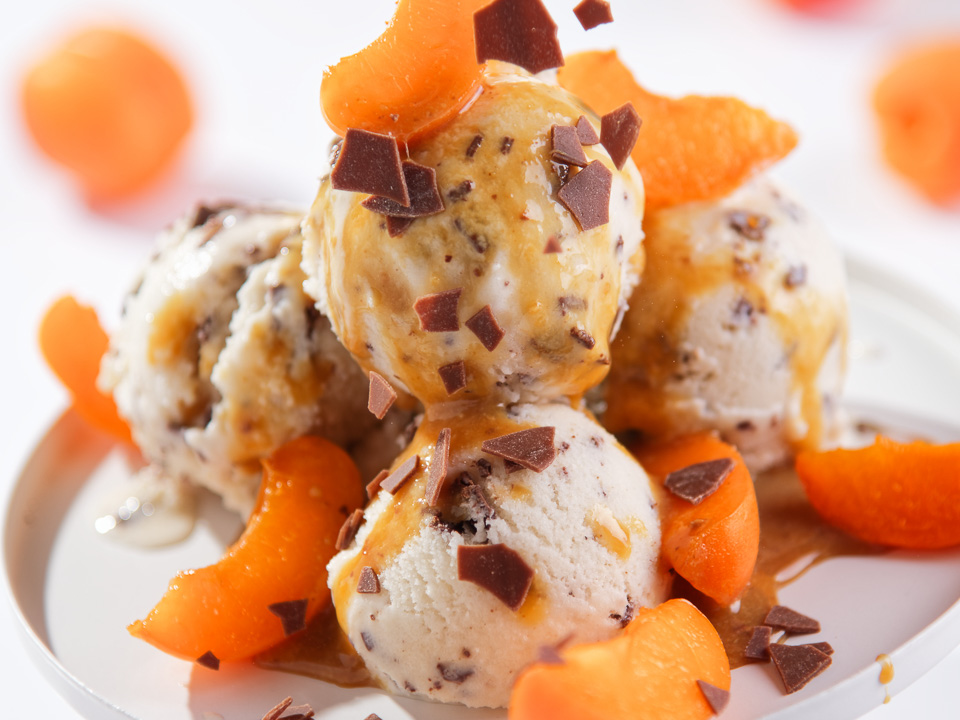Stracciatella-Lupineneis mit Karamellsoße und Aprikosen Stracciatella-Lupineneis mit Karamellsoße und Aprikosen