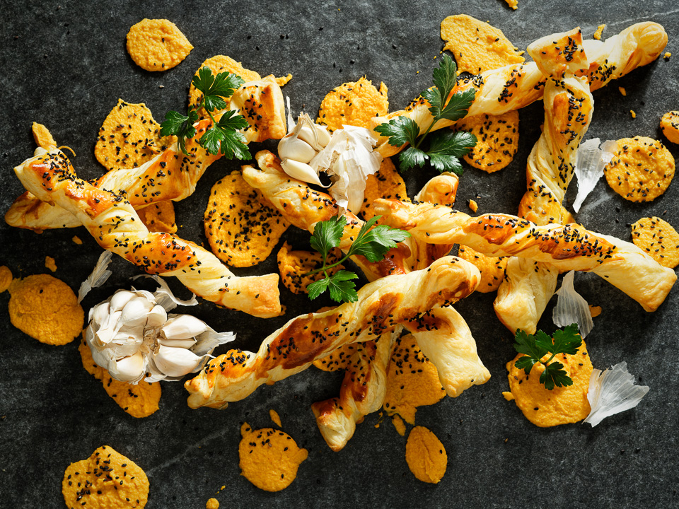 Blätterteigstangen mit Möhrenhummus Blätterteigstangen mit Möhrenhummus