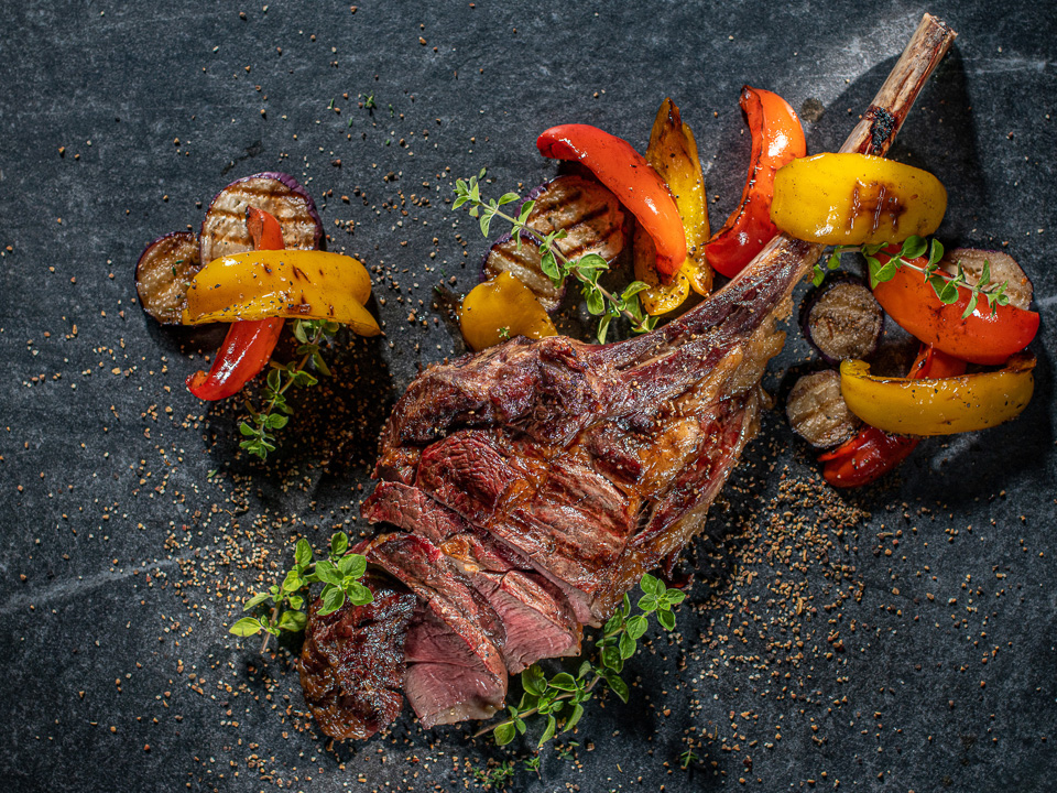 Tomahawk-Steak vom Grill mit Aubergine und Paprika Tomahawk-Steak vom Grill mit Aubergine und Paprika
