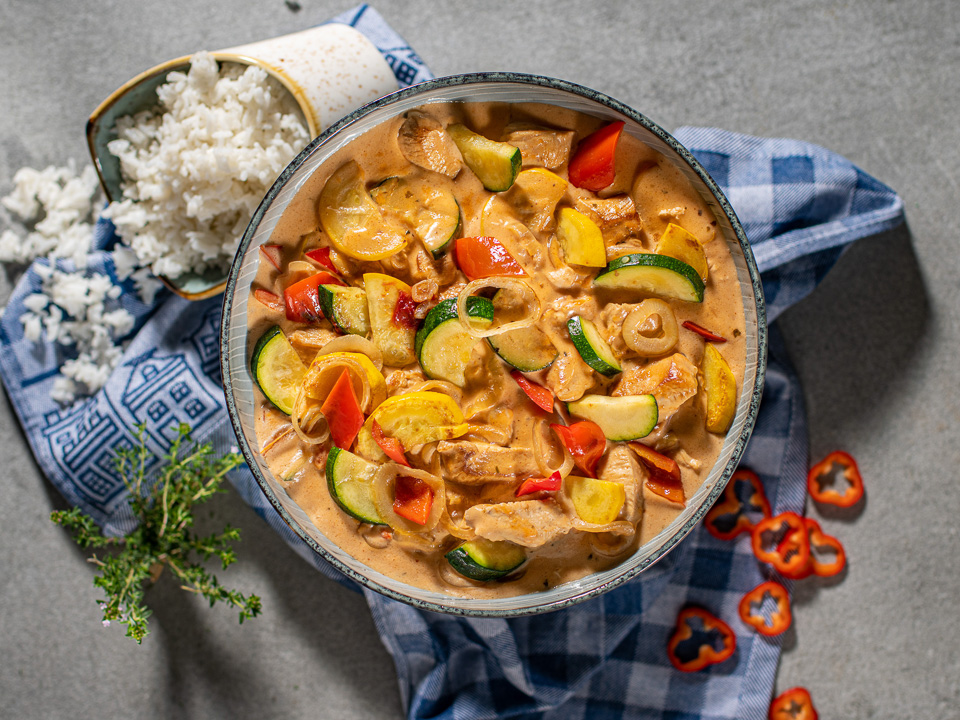 Zucchini und Hähnchen in Metaxa-Soße Zucchini und Hähnchen in Metaxa-Soße