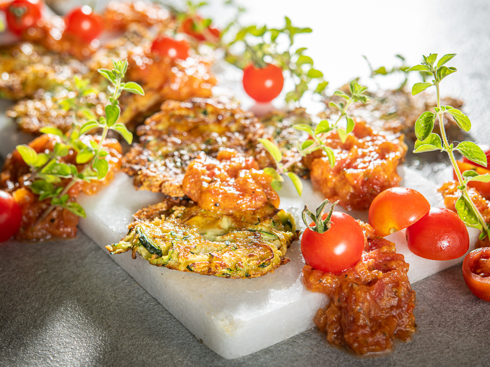 Zucchinipuffer mit Tomatensoße Zucchinipuffer mit Tomatensoße