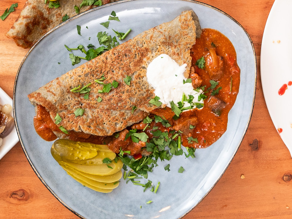 Placki ziemniaczane po zbojnicku (Gulasch mit Kartoffelpuffer) Placki ziemniaczane po zbojnicku (Gulasch mit Kartoffelpuffer)