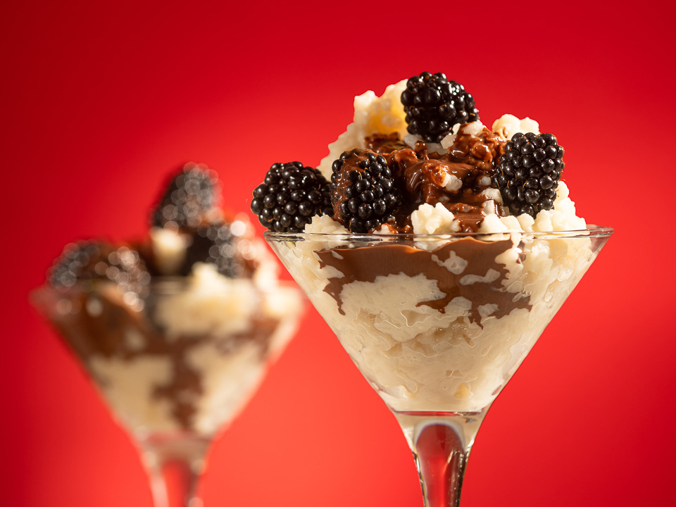 Veganer Milchreis mit Brombeeren und Schokotopping