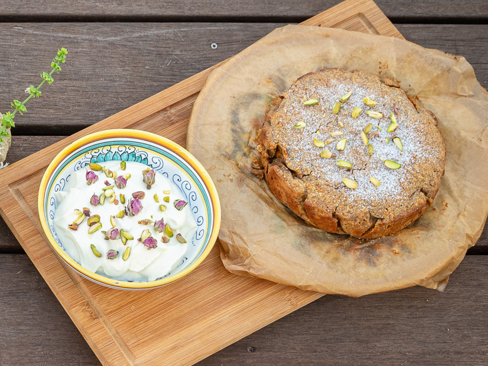 Keyke Advieh & Khameh-Golab (Gewürzmöhrenkuchen mit Rosenwassersahne)