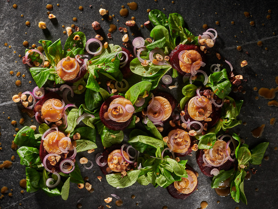 Rote Bete auf Feldsalat mit Ziegencamembert Rote Bete auf Feldsalat mit Ziegencamembert