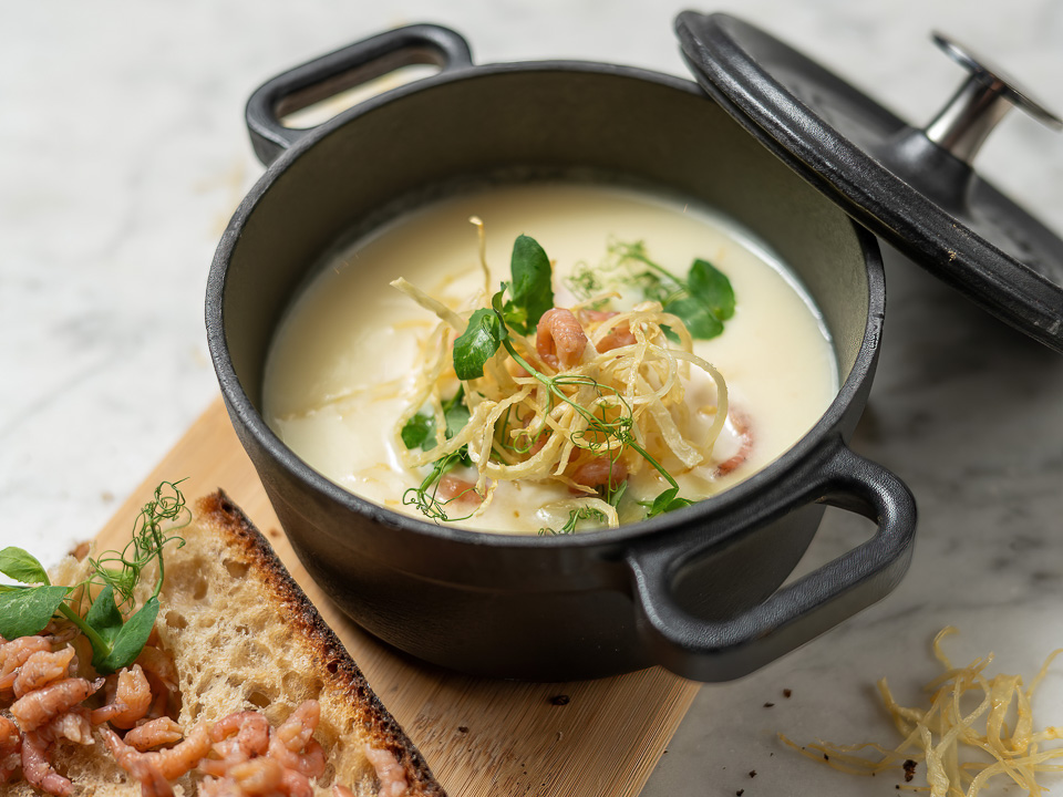 Kartoffelcremesuppe mit Selleriestroh und Krabben Kartoffelcremesuppe mit Selleriestroh und Krabben