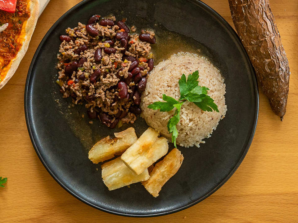 Chili con Carne, Arroz de Coco (Hack-Chili-Eintopf mit Kokosreis) Chili con Carne, Arroz de Coco (Hack-Chili-Eintopf mit Kokosreis)