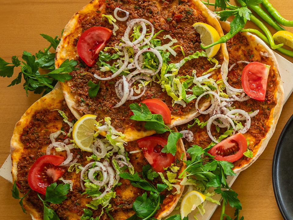 Lahmacun (Teigfladen mit Hack) Lahmacun (Teigfladen mit Hack)
