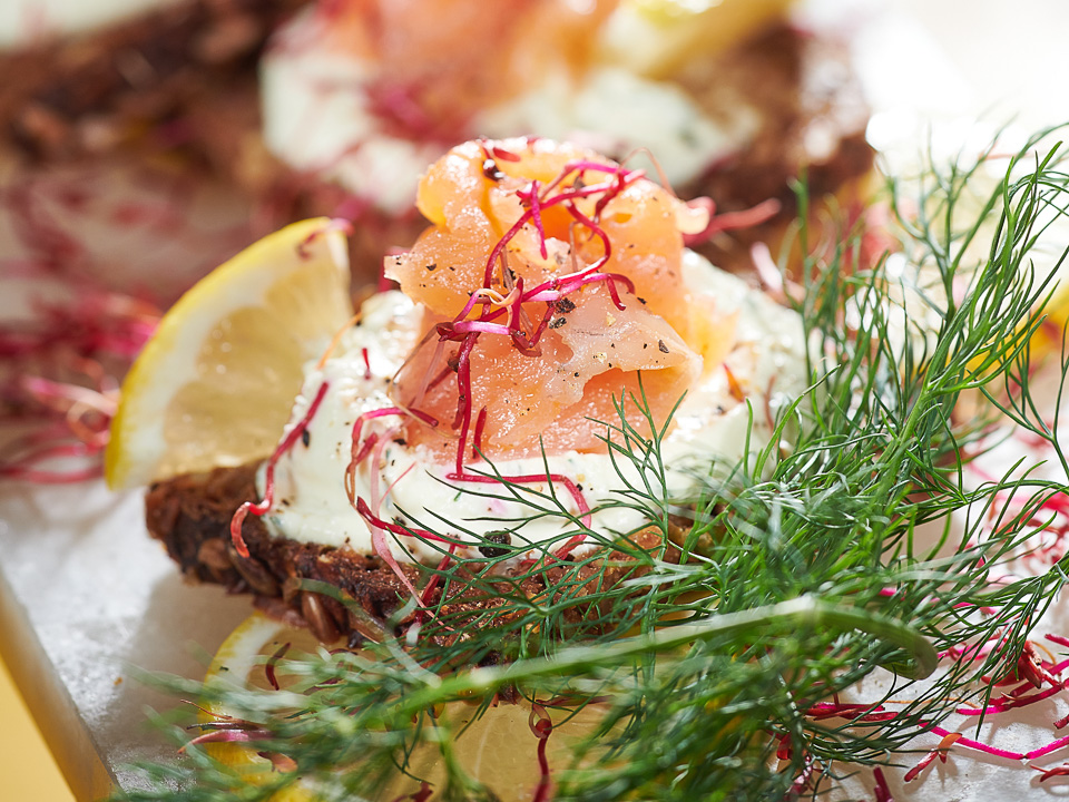 Lachsschnitte mit Frischkäsecreme und Sprossen Lachsschnitte mit Frischkäsecreme und Sprossen