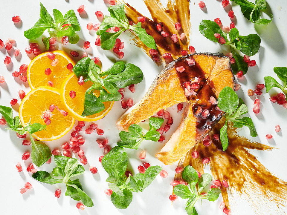 Gebratener Lachs an Feldsalat mit Granatapfel Gebratener Lachs an Feldsalat mit Granatapfel