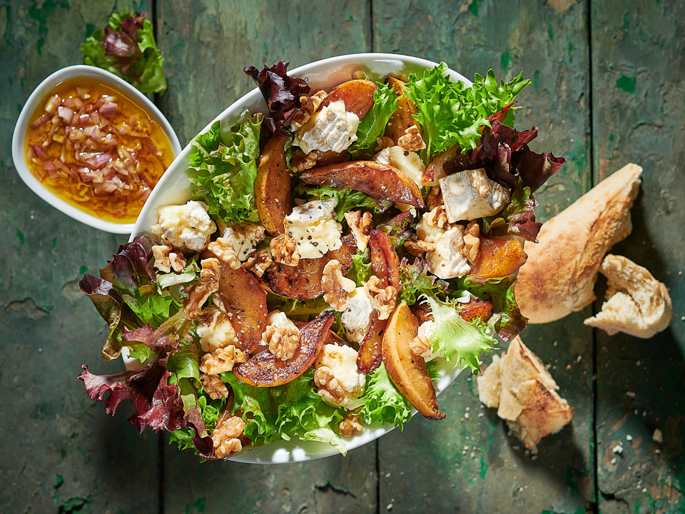 Walnuss-Birnen-Salat mit Brie Walnuss-Birnen-Salat mit Brie