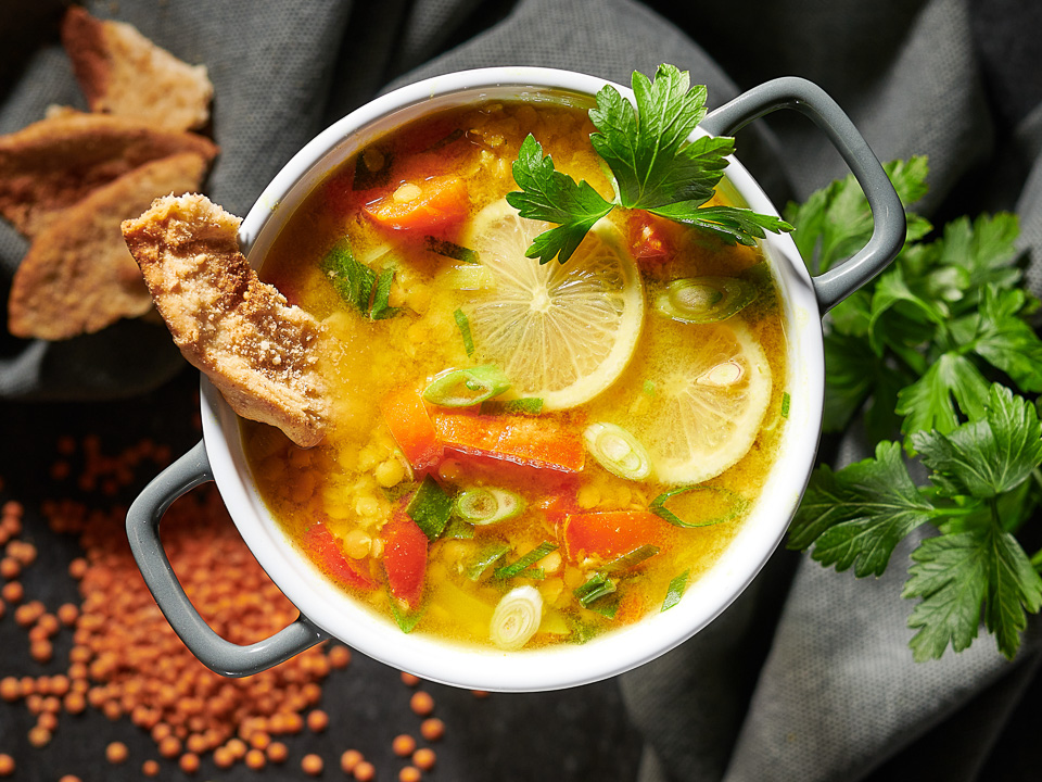 Rote Linsensuppe mit Zitrone Rote Linsensuppe mit Zitrone