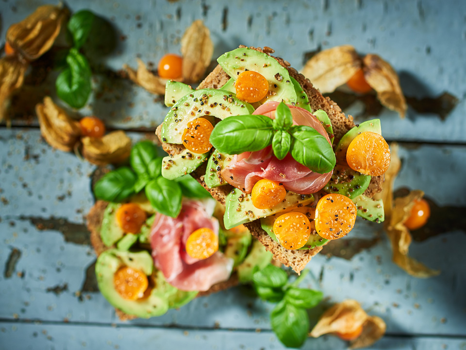 Schinkensandwich mit Avocado und Physalis Schinkensandwich mit Avocado und Physalis