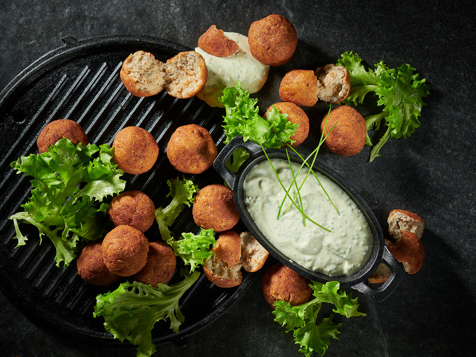 Fischbällchen mit Schnittlauch-Sauerrahm Fischbällchen mit Schnittlauch-Sauerrahm